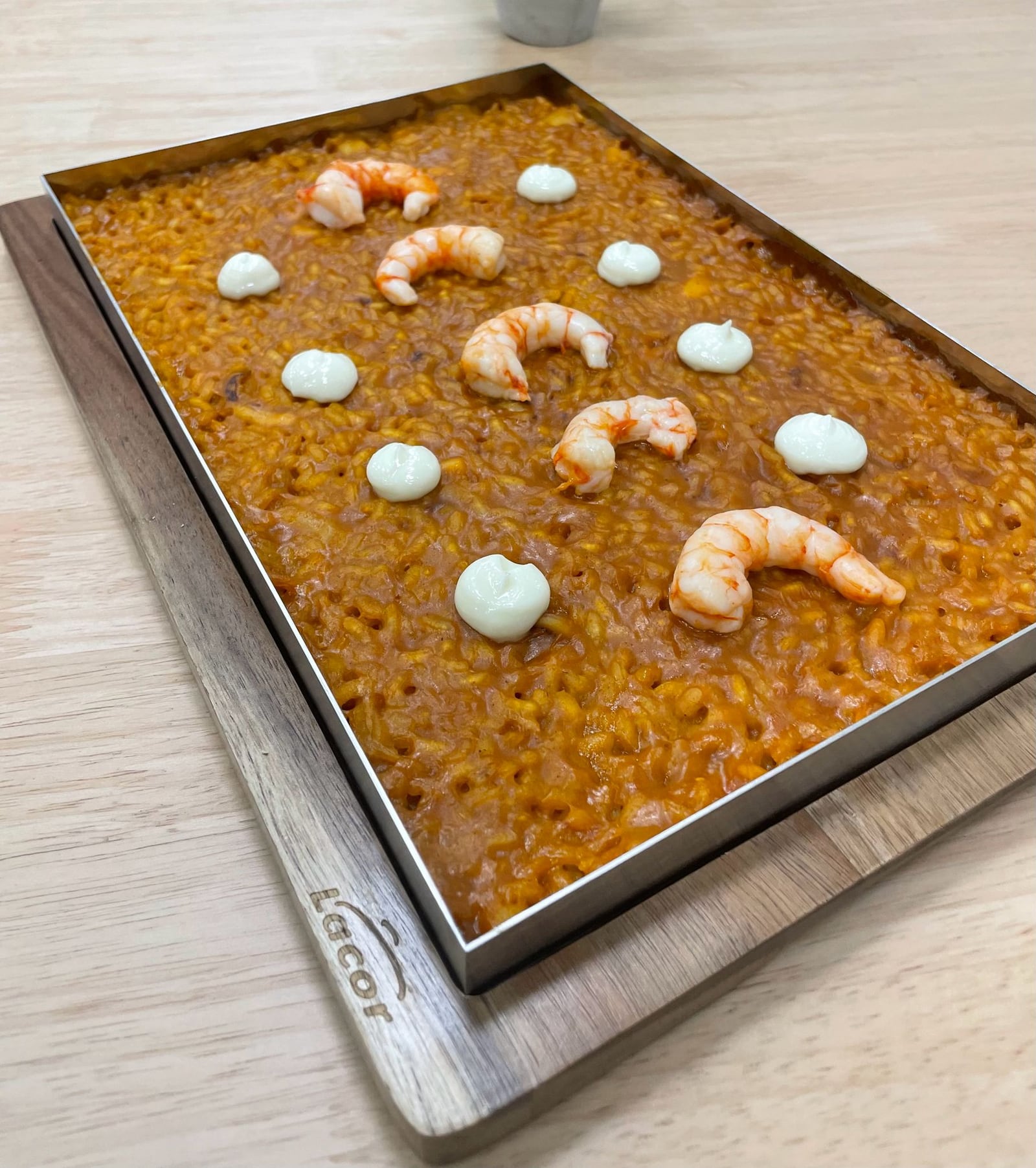Taula parada amb cassola, plats i vi a A la Taula i al Llit (Muro d'Alcoi, el Comtat)